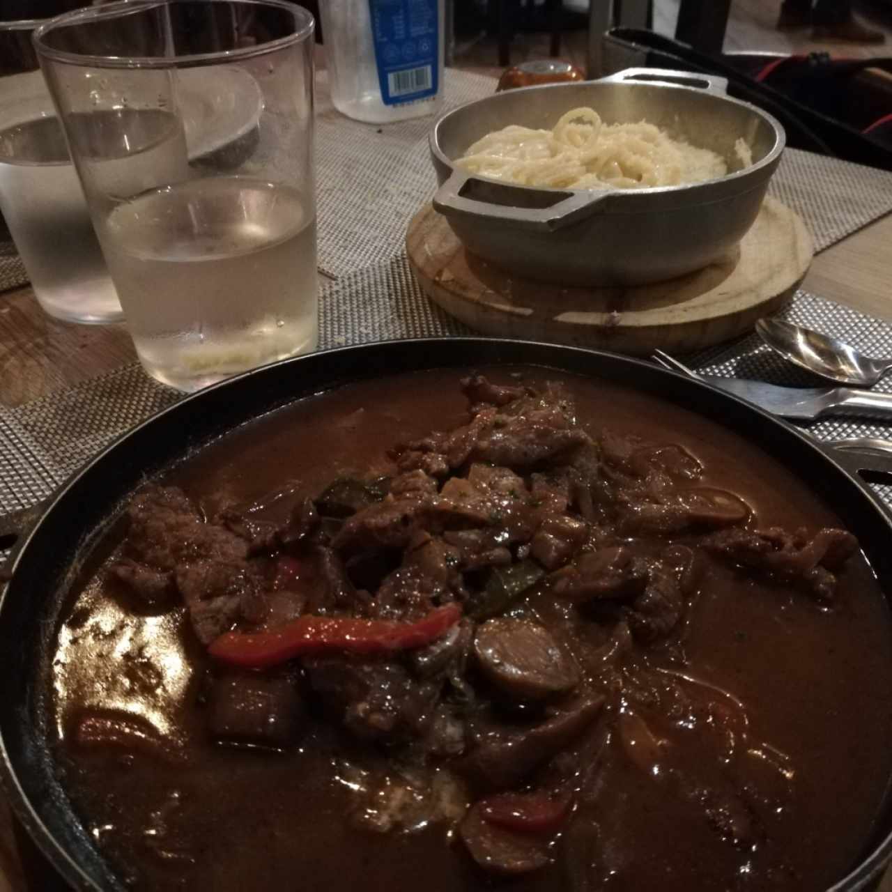 Stroganoff de lomito on pasta a la crema