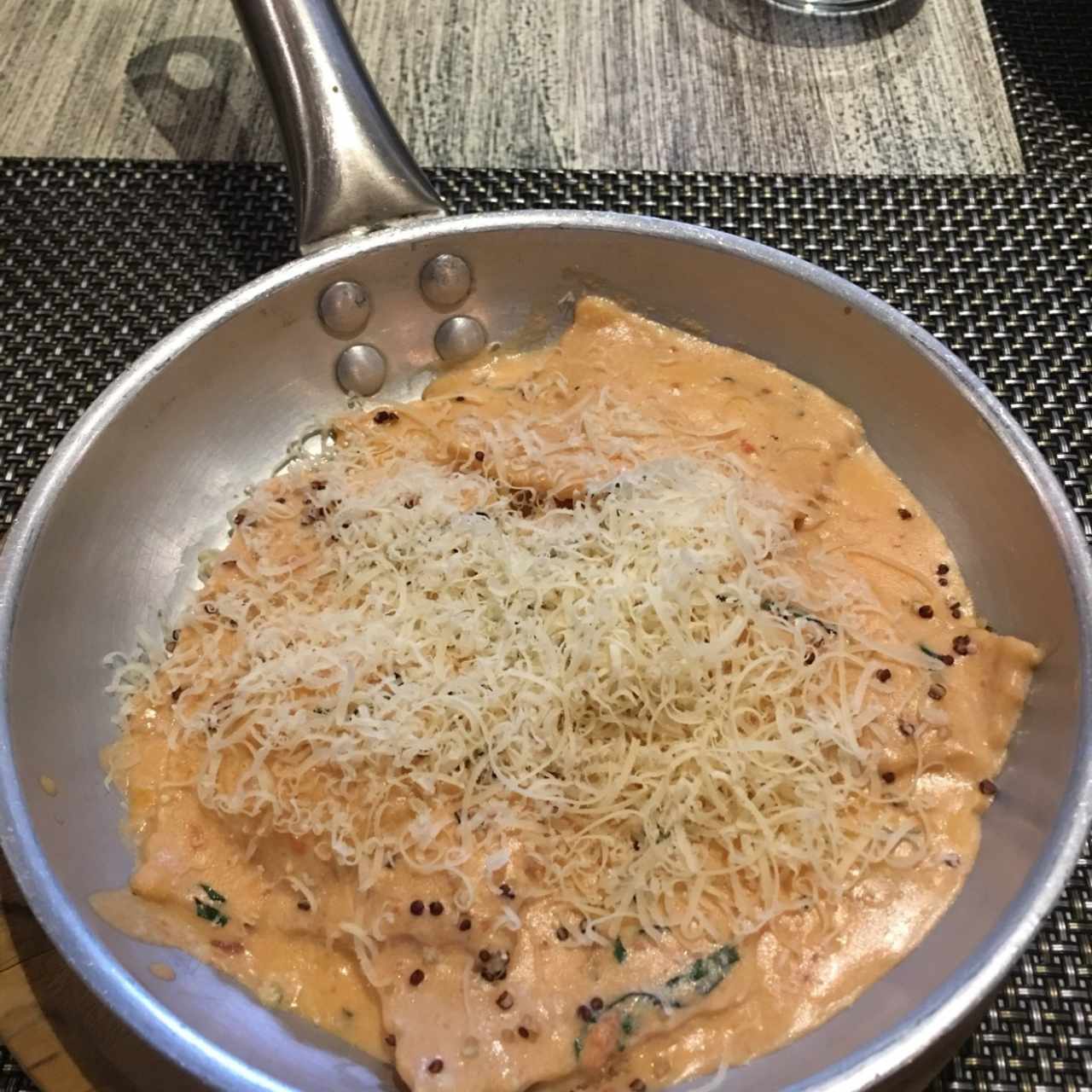 Raviolis de Salmón Aumado y Queso Ricotta en crema de Cebollina