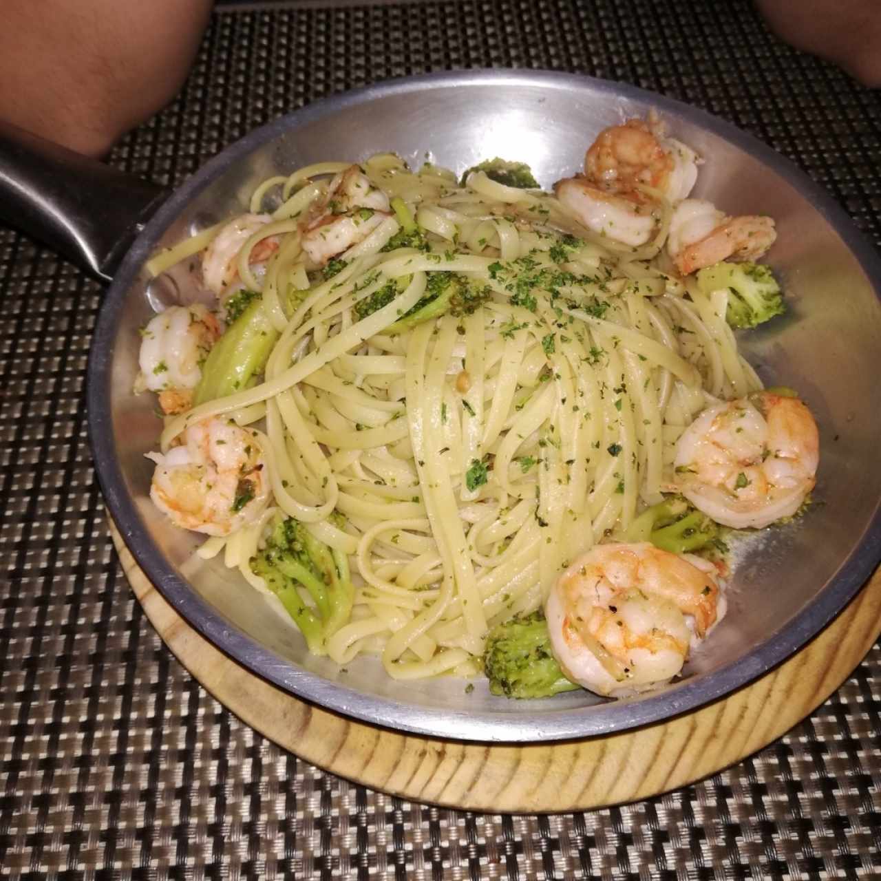 Linguini con Camaron y Brócoli