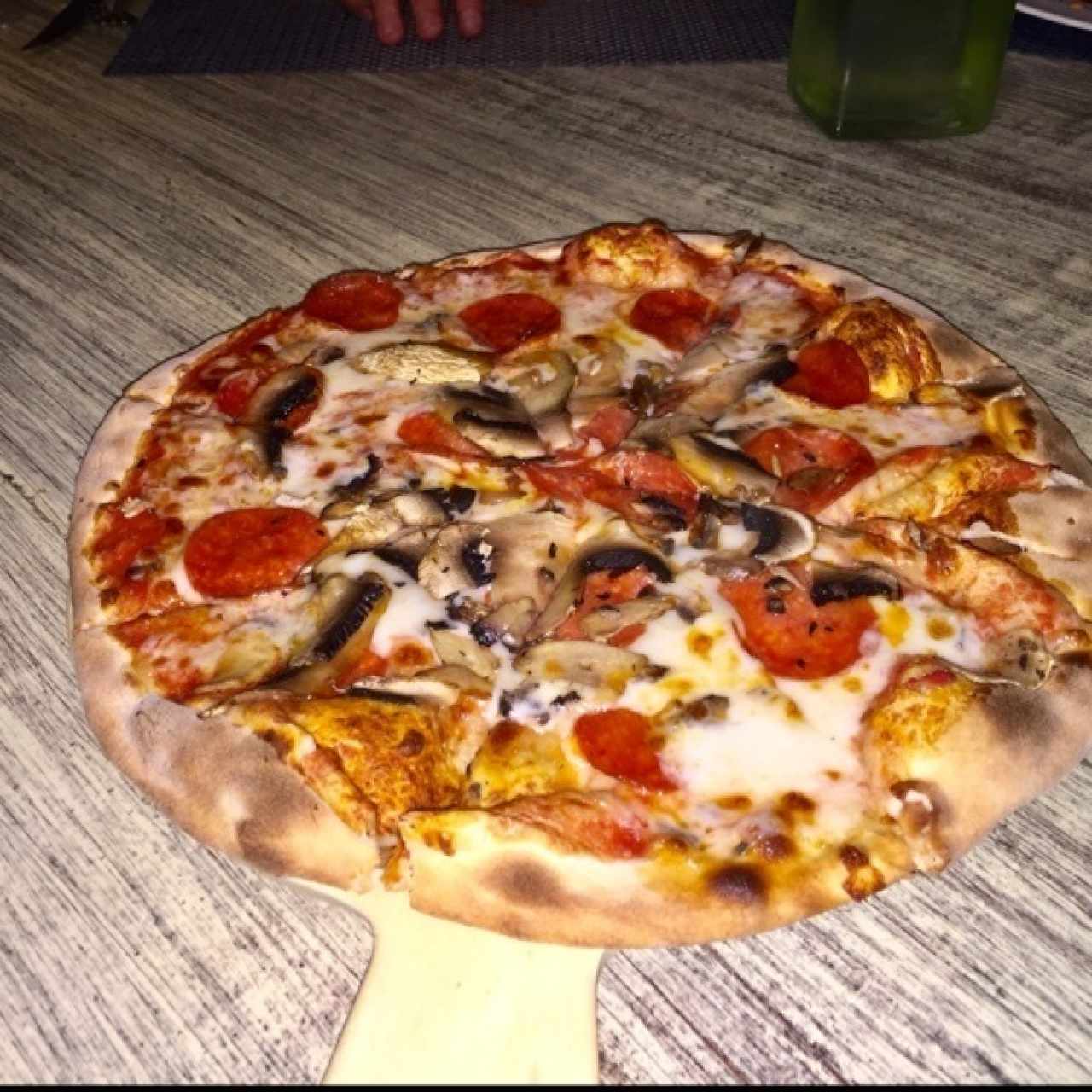 Pizzas - Pepperoni Americano y hongos.