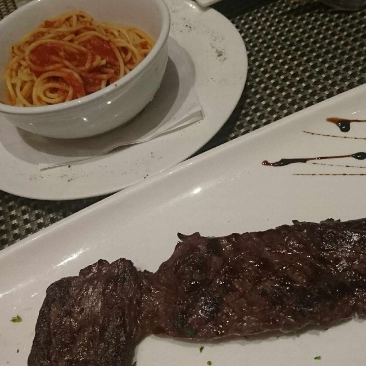 Entraña con spaghetti pomodoro