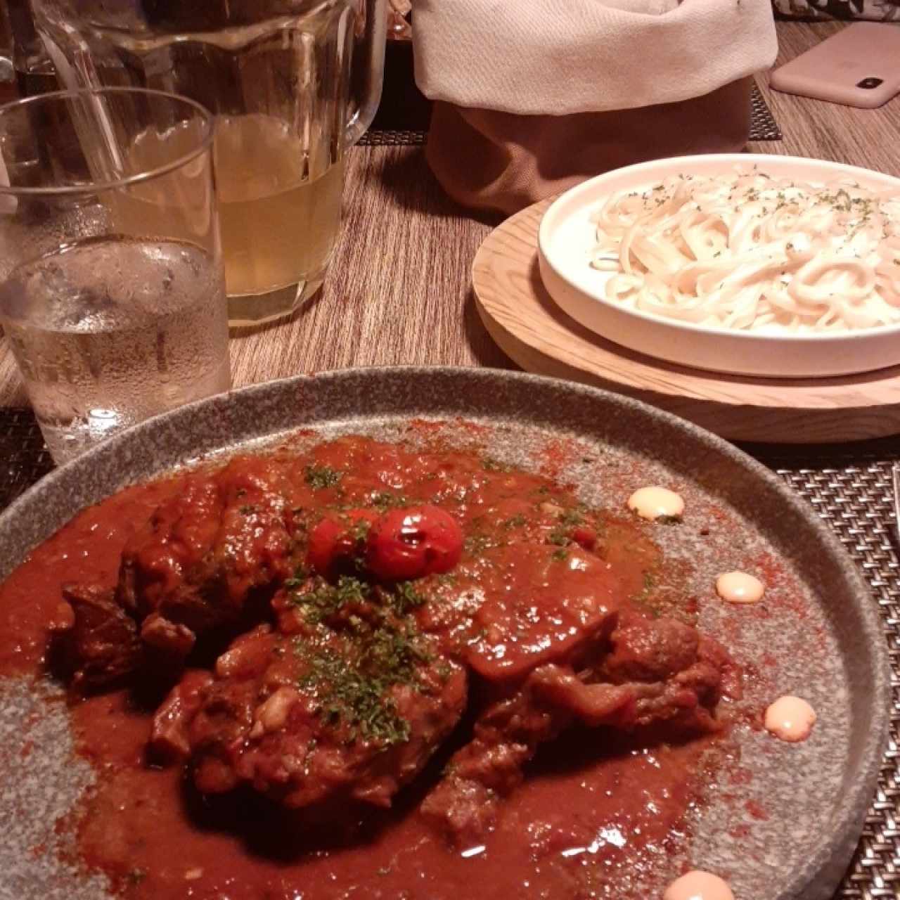 Ossobuco de res con linguinni de crema