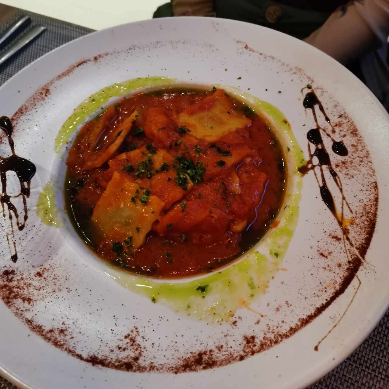 Raviolis de carne al Filetto di Pomodoro