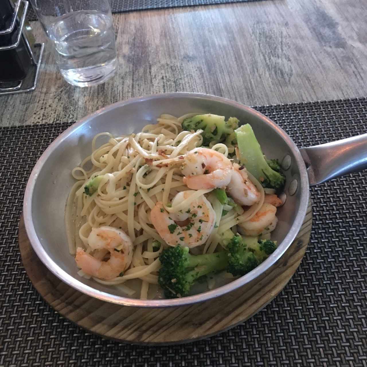 linguine con camarones y brocoli