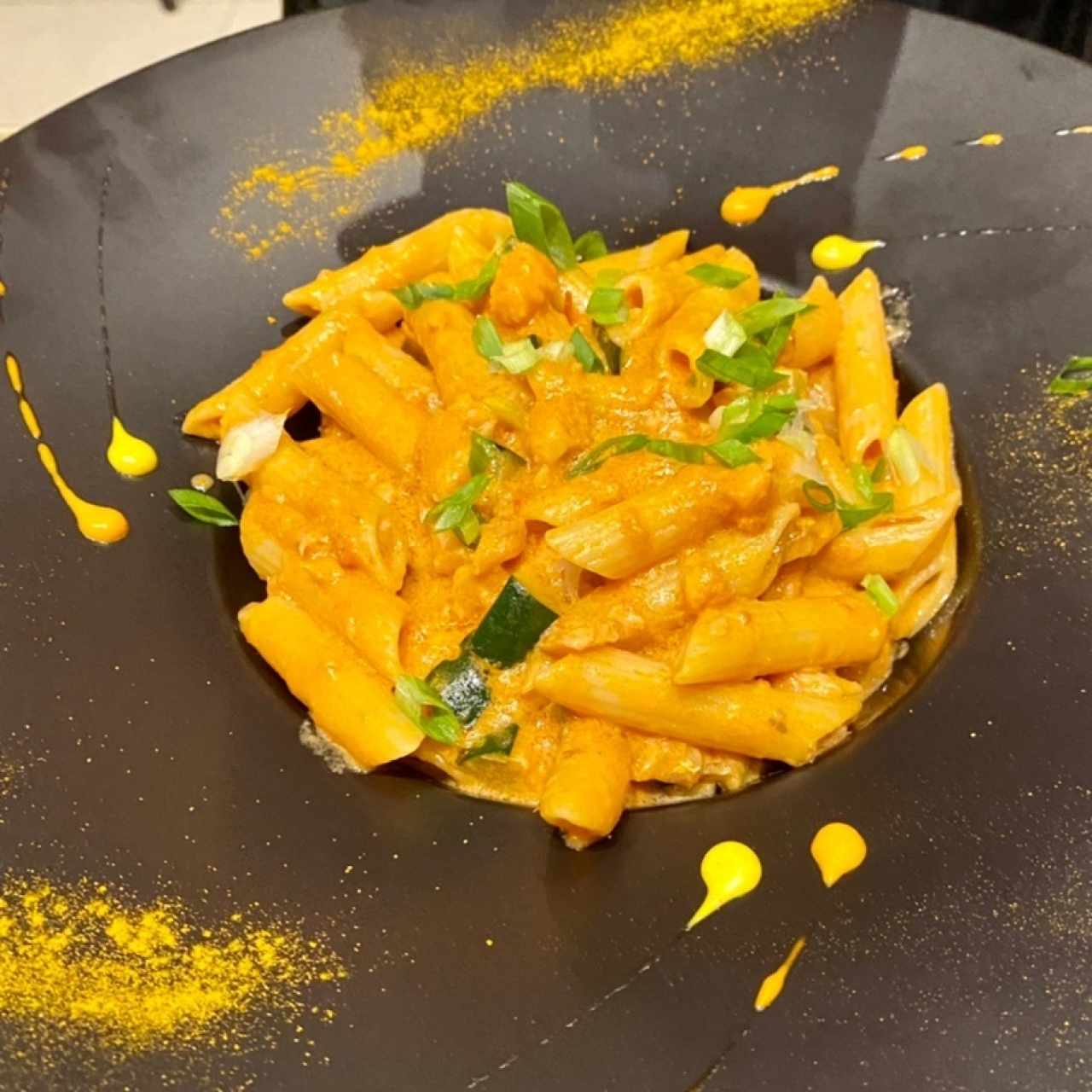 PENNE CON SALMÓN Y ZUCHINNI