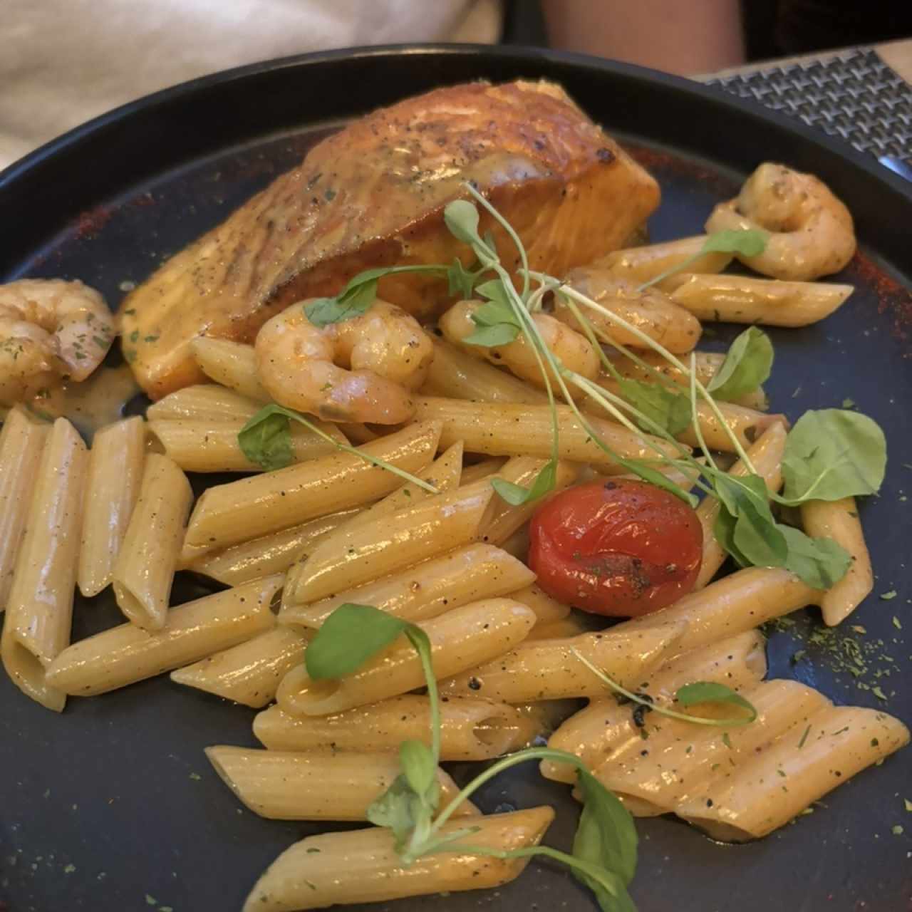 Salmón con camarones