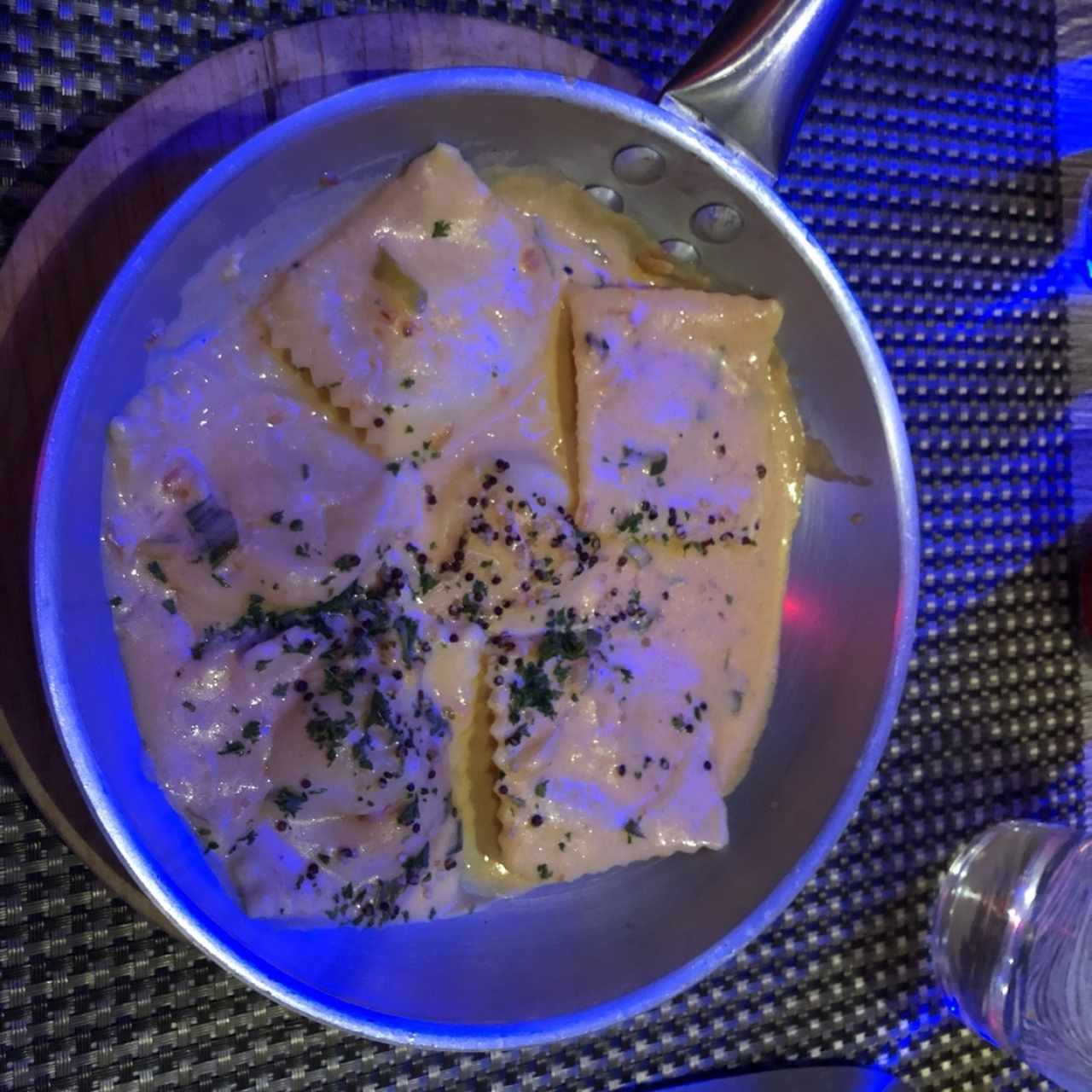 Ravioli de Salmon Ahumado y Queso Ricotta, a la Crema de Cebollina