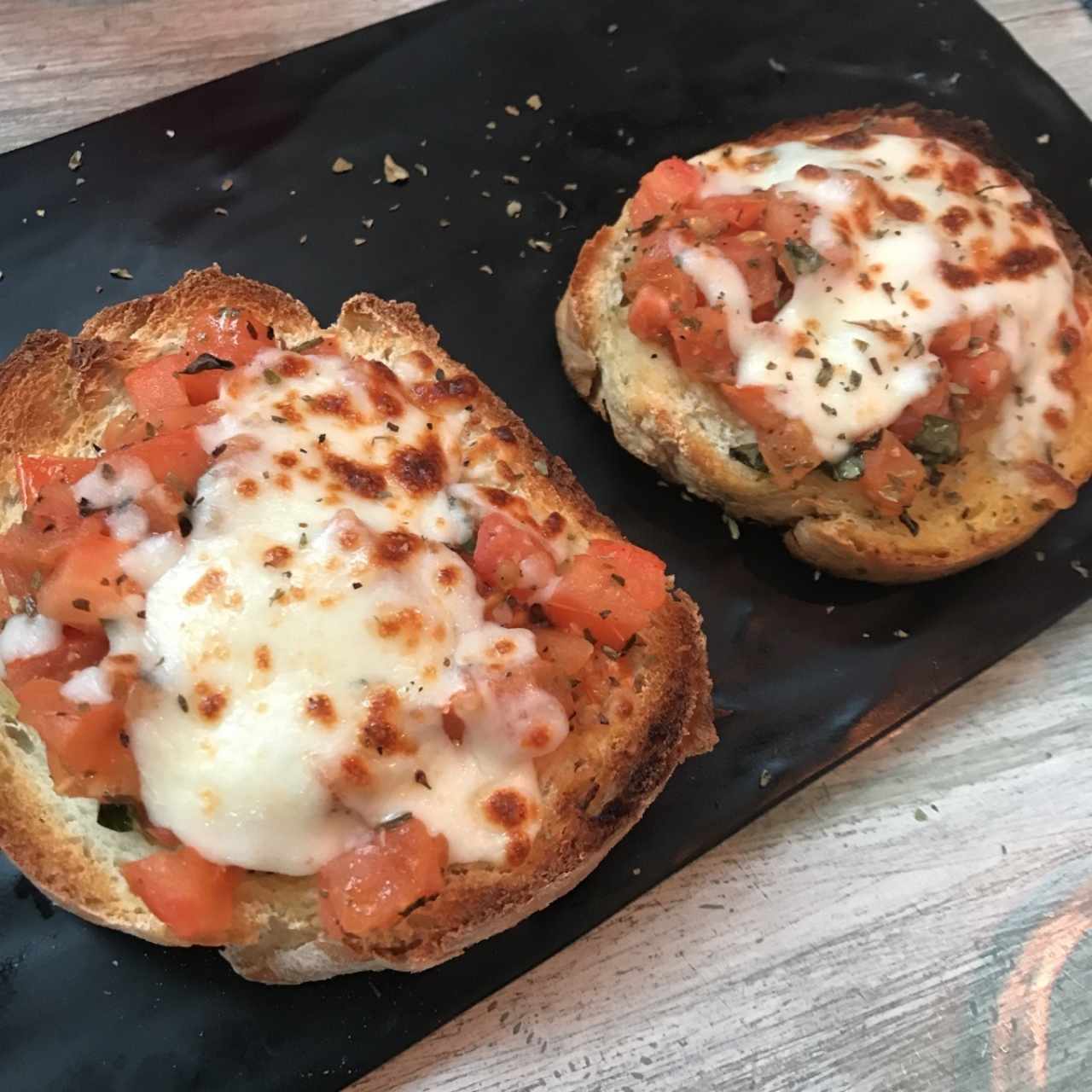 Bruschetta al pomodoro con mozzarella