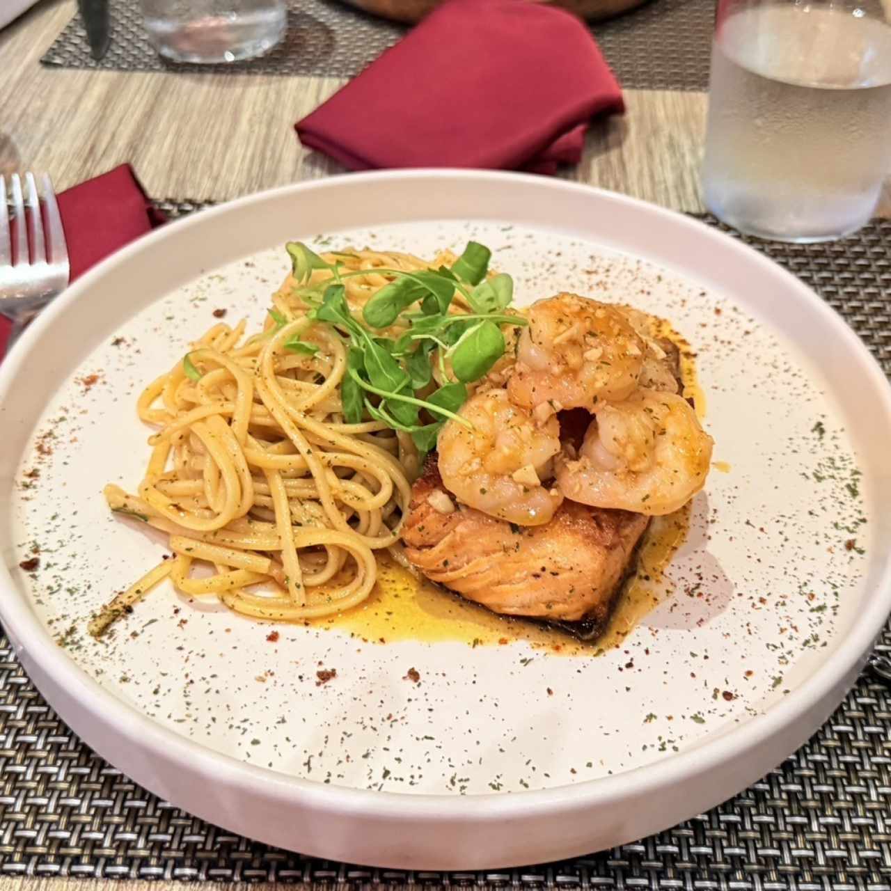 Linguini con salmon y camarones