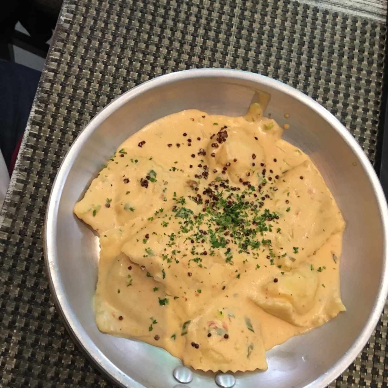 Ravioli de Salmon Ahumado y Queso Ricotta, a la Crema de Cebollina