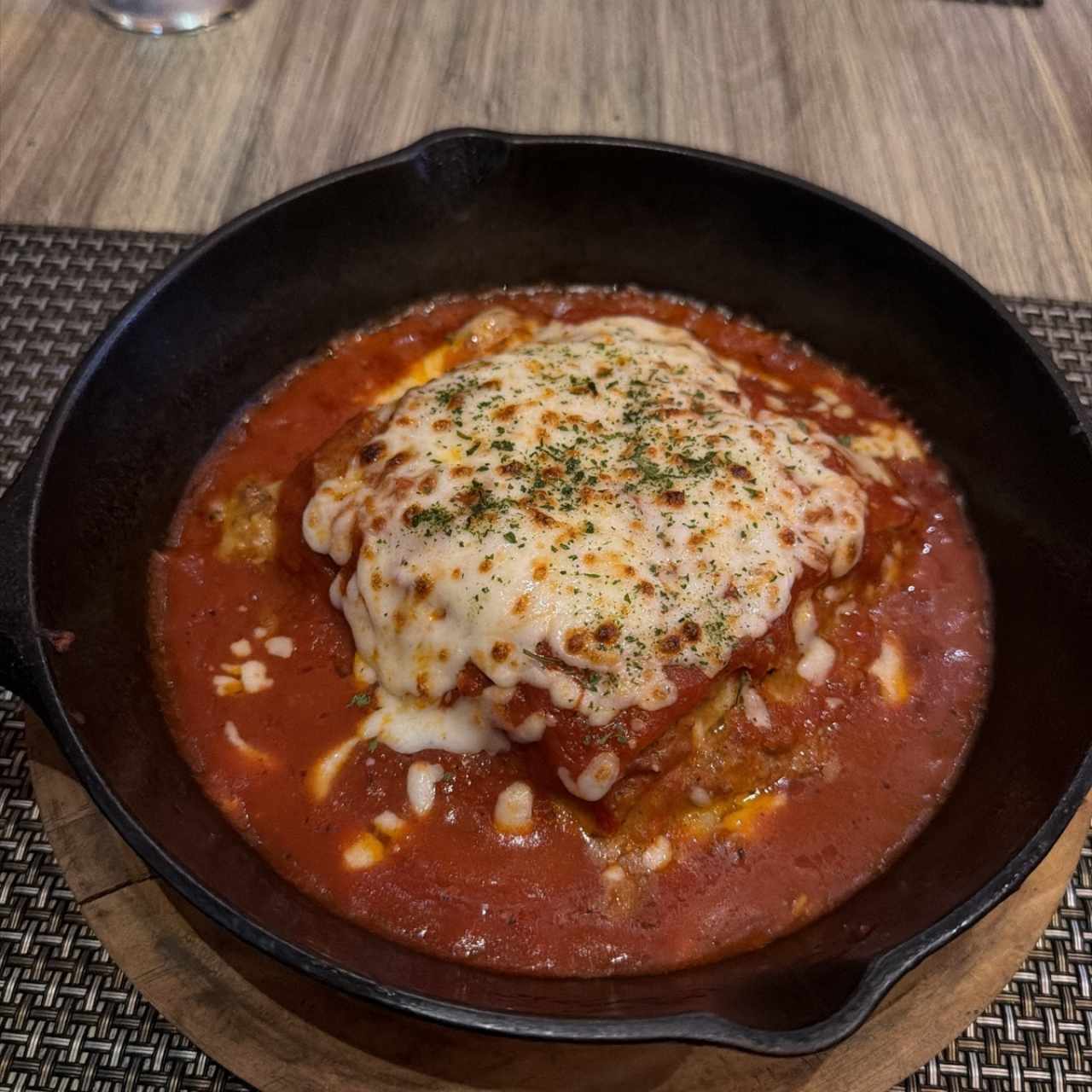 Lasaña de carne en salsa roja