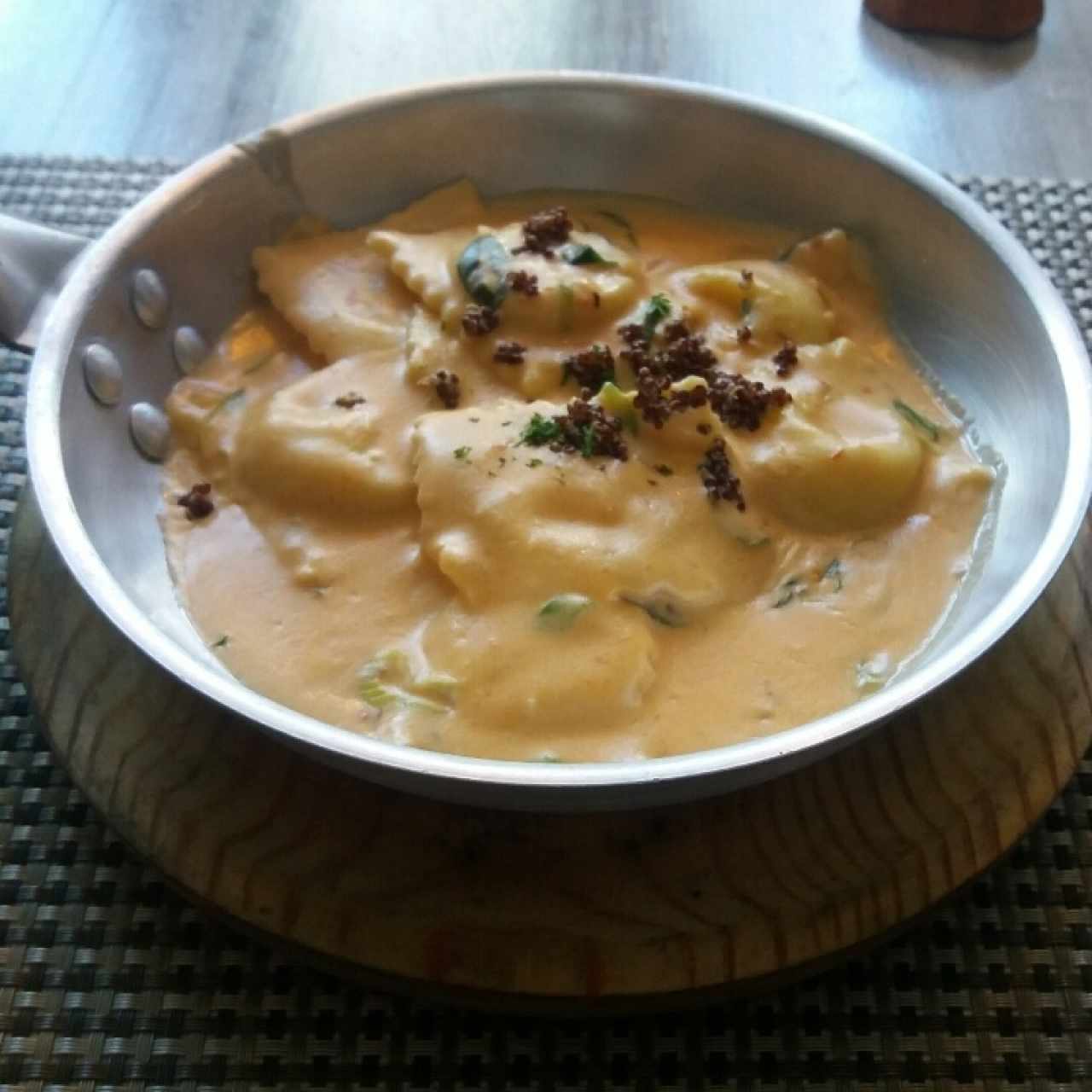 Ravioli de Salmon Ahumado y Queso Ricotta, a la Crema de Cebollina