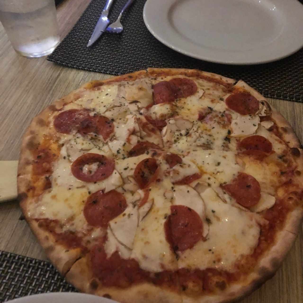 pizza peperoni y hongos