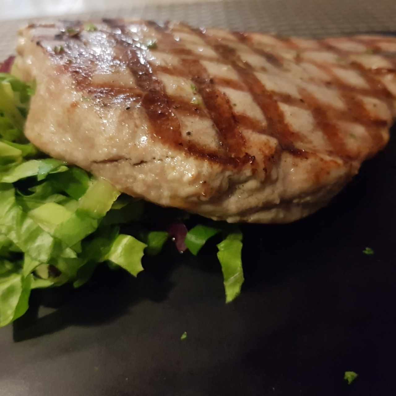 Lomo de Salmon o Atún al Grill Con Acompañamiento de su Seleccion
