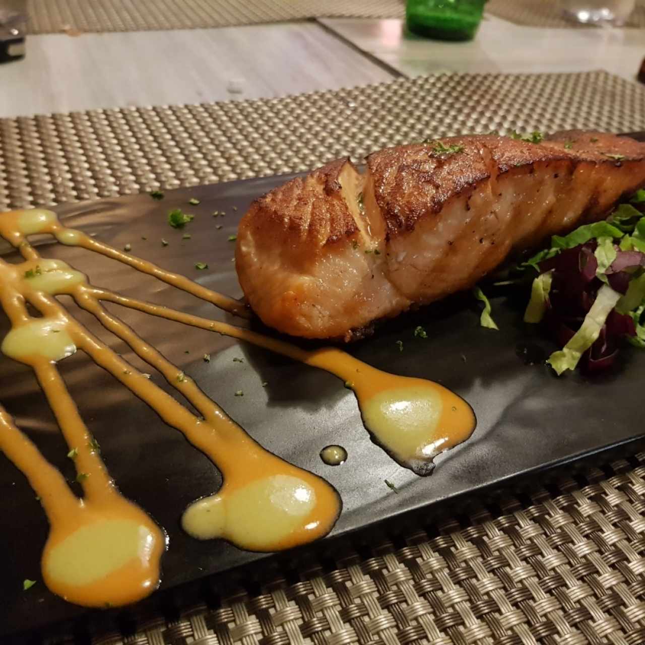 Lomo de Salmon o Atún al Grill Con Acompañamiento de su Seleccion