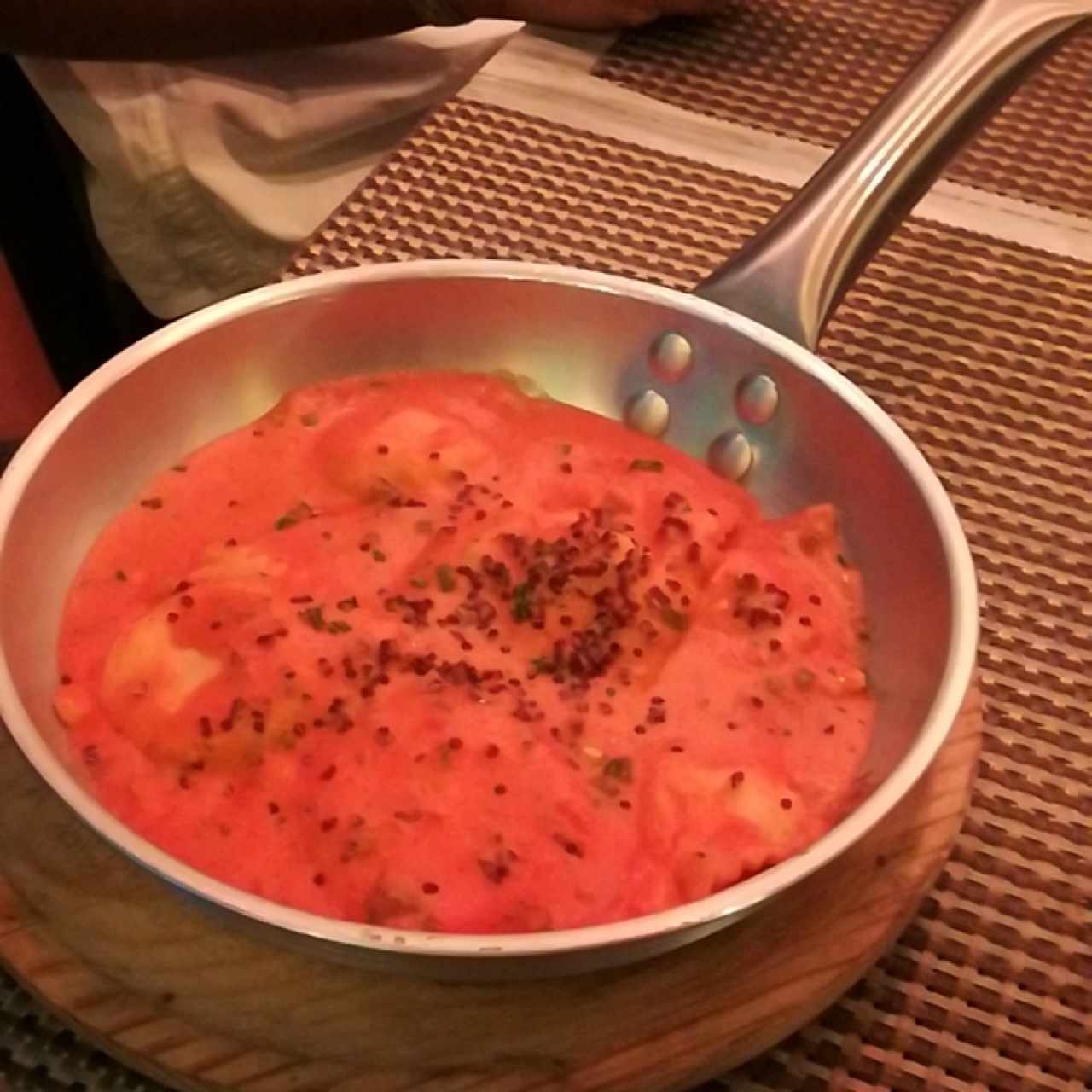 Ravioli de Salmon Ahumado y Queso Ricotta, a la Crema de Cebollina