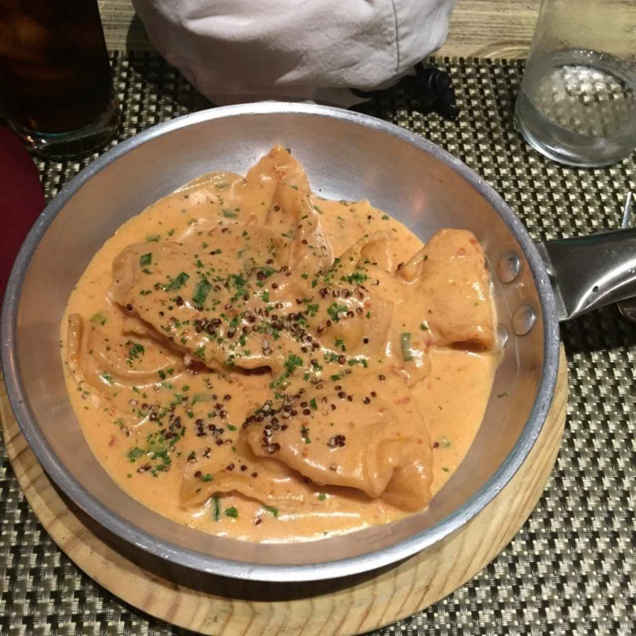 Ravioli de Salmon Ahumado y Queso Ricotta, a la Crema de Cebollina