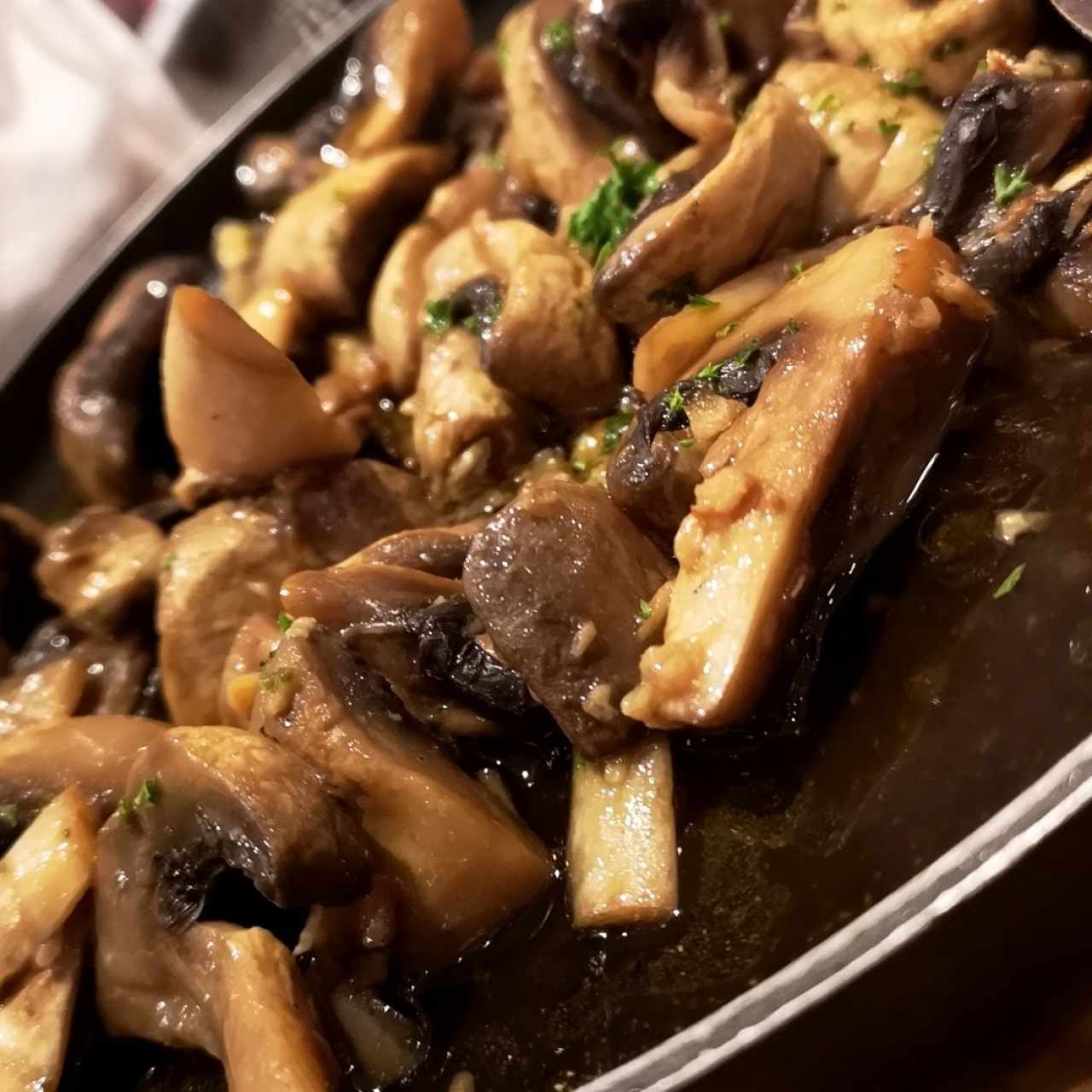 Champiñones al Ajillo