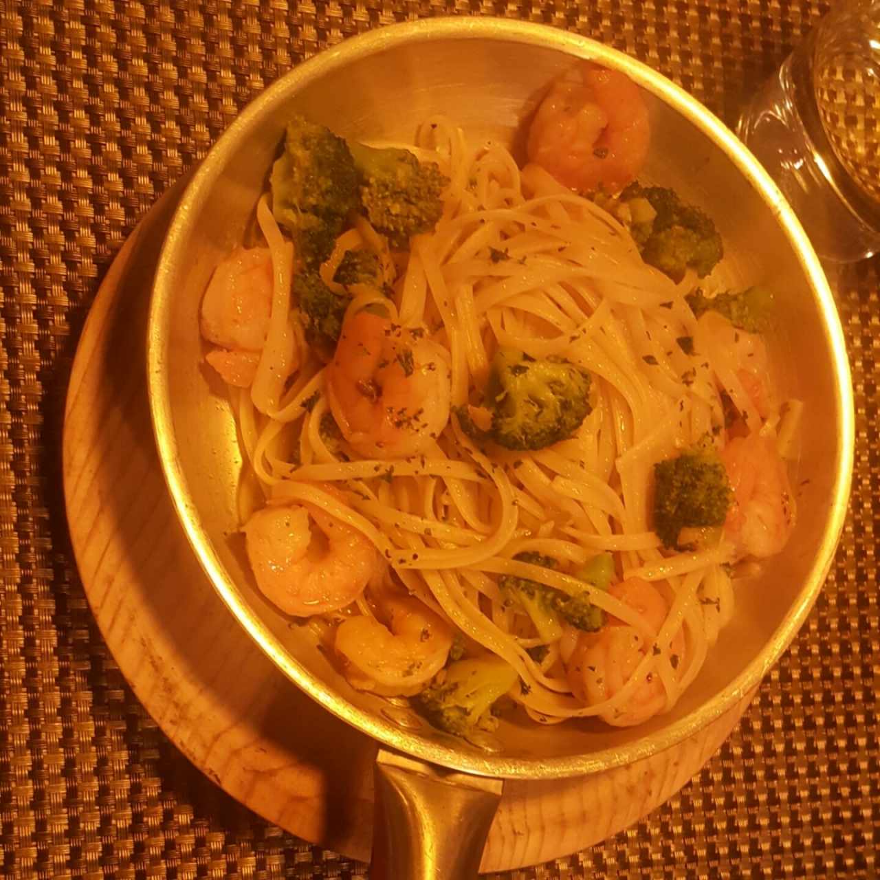 Linguini con Camaron y Brócoli