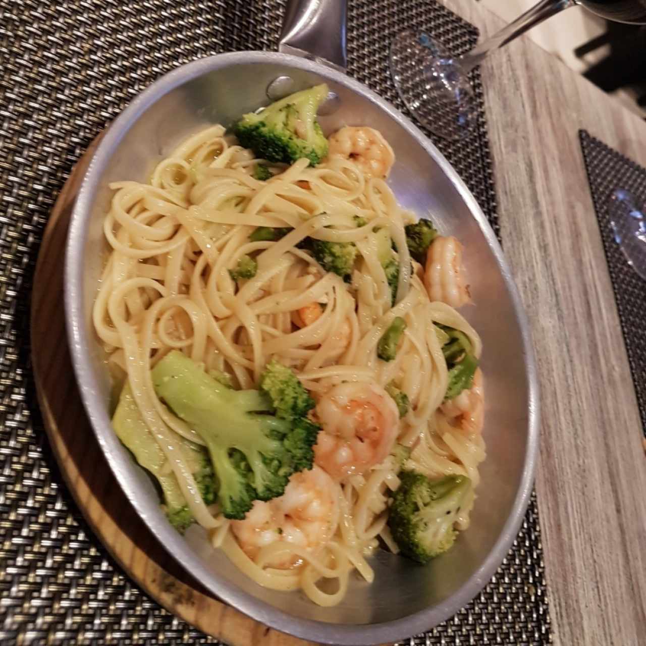 Linguini con brocoli y camarones