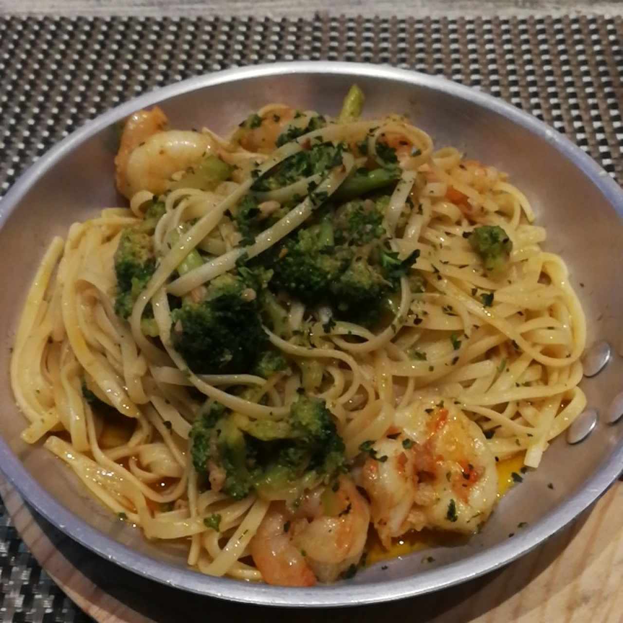 Linguini con Camaron y Brócoli