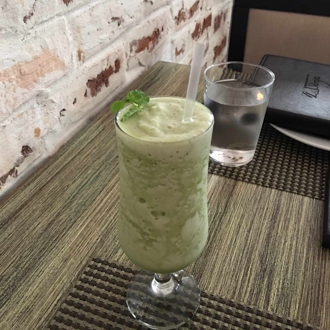licuado de piña con hierba buena