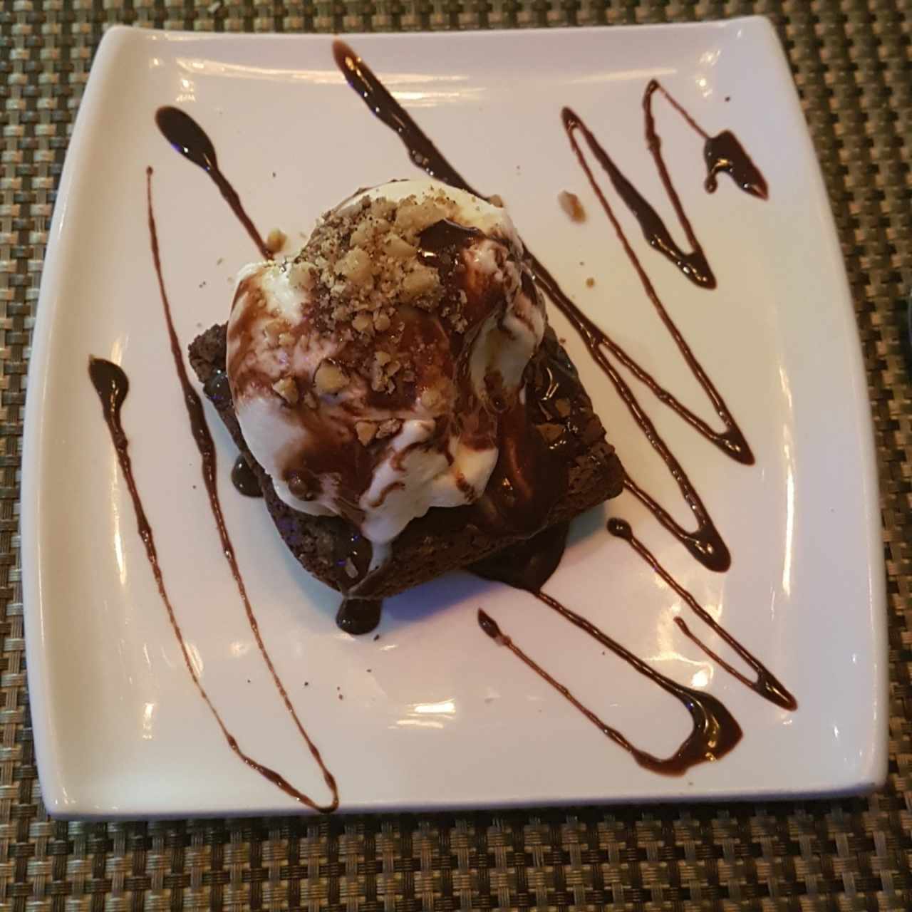 Brownie con helado de vainilla