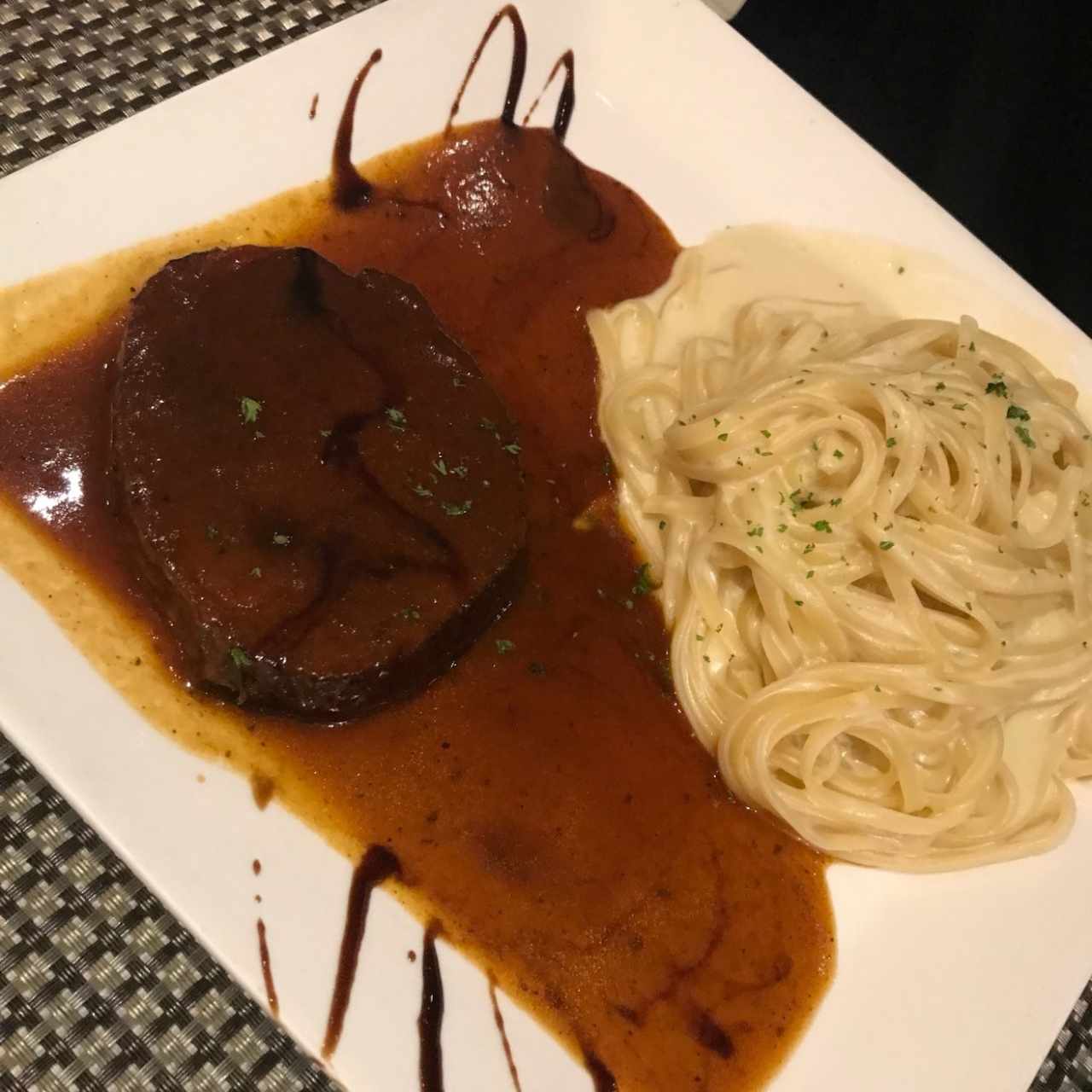 Ossobuco de Res con Linguini a la Crema