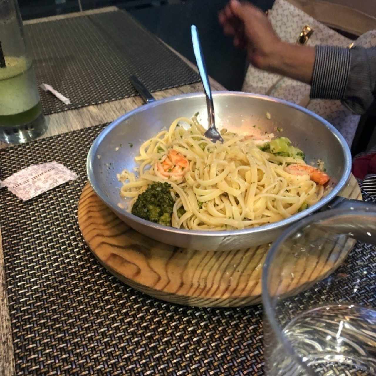 linguini con camarones y brocoli al oleo
