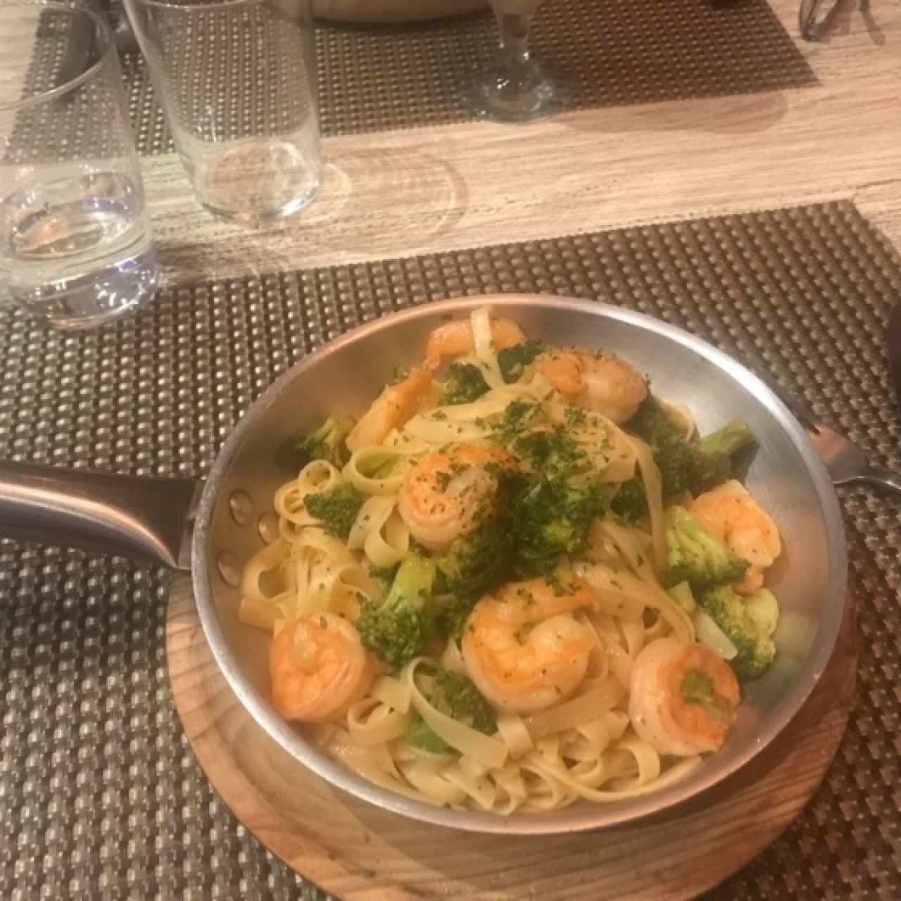 Linguini con Camaron y Brócoli