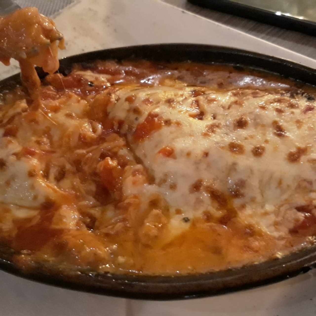 lasagna de pollo en salsa roja
