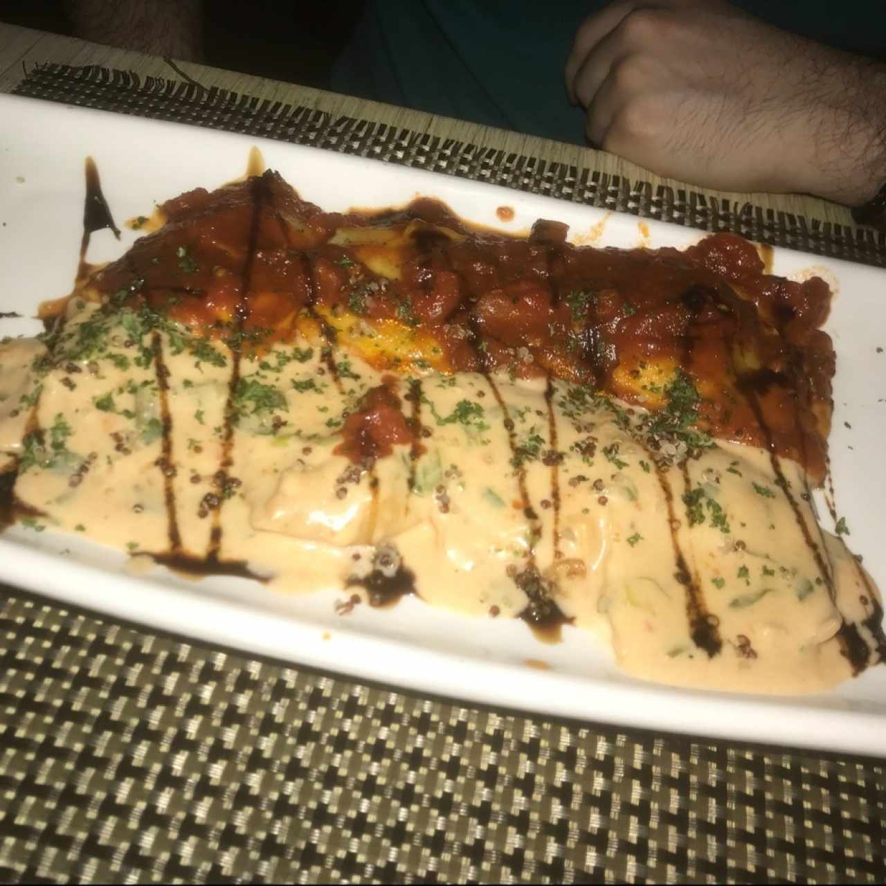 Duo de Ravioli de Salmon Ahumado y Queso Ricotta, a la Crema de Cebollina Junto a Raviolis de Berenjena a la Pizzaiola.