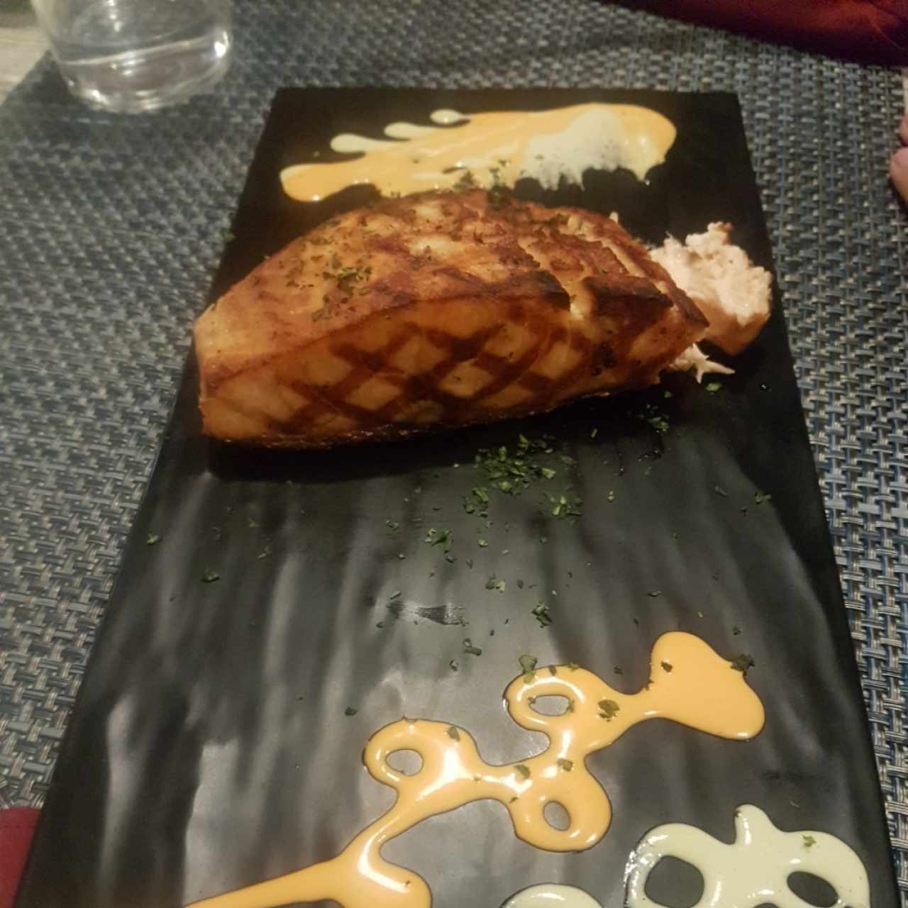 Lomo de Salmon o Atún al Grill Con Acompañamiento de su Seleccion