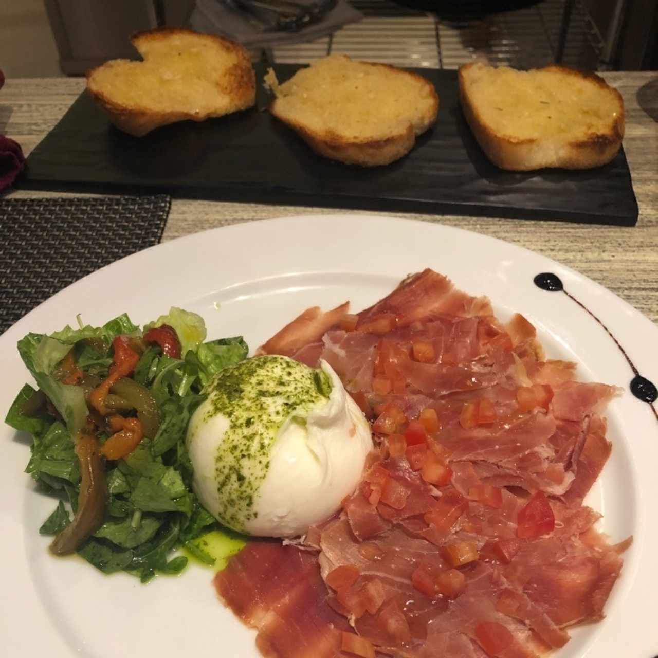 burrata y pan con ajo