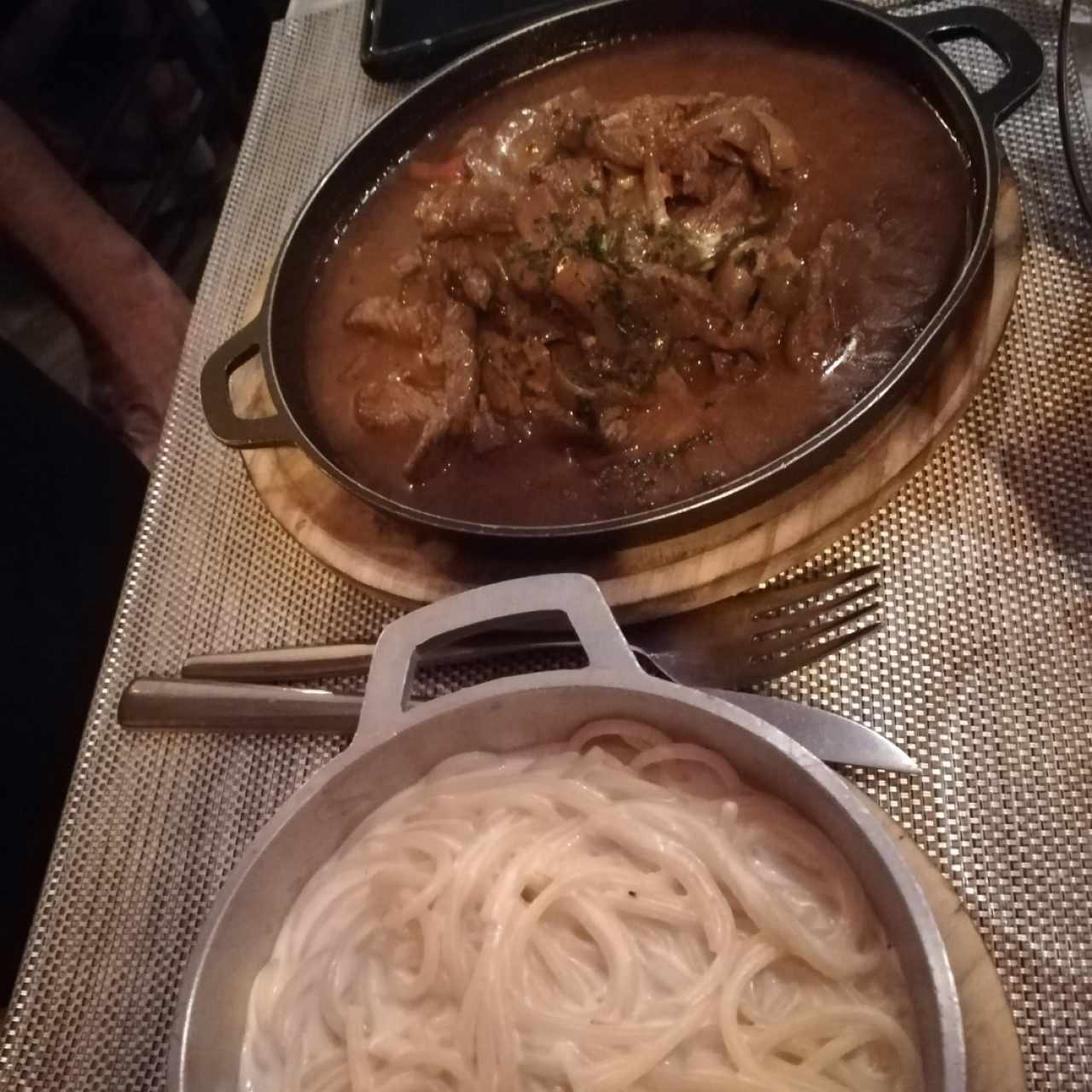 Carne stroganoff con spaguettis en salsa blanca