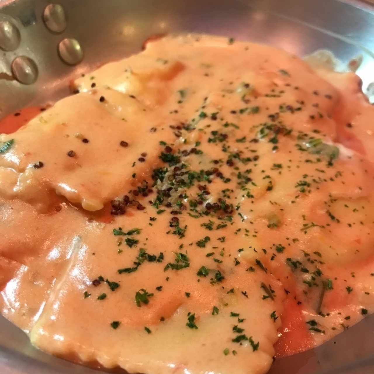 Ravioli de Salmon Ahumado y Queso Ricotta, a la Crema de Cebollina