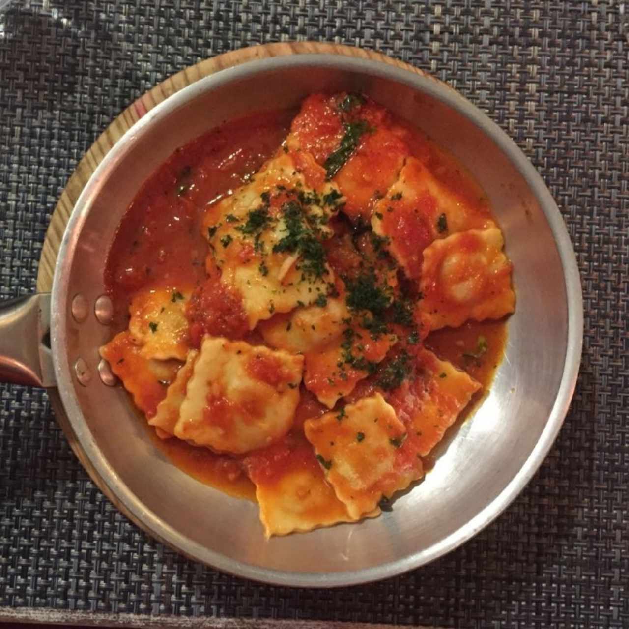 Ravioli de Carne Salteado Al Fileto Di Pomodoro
