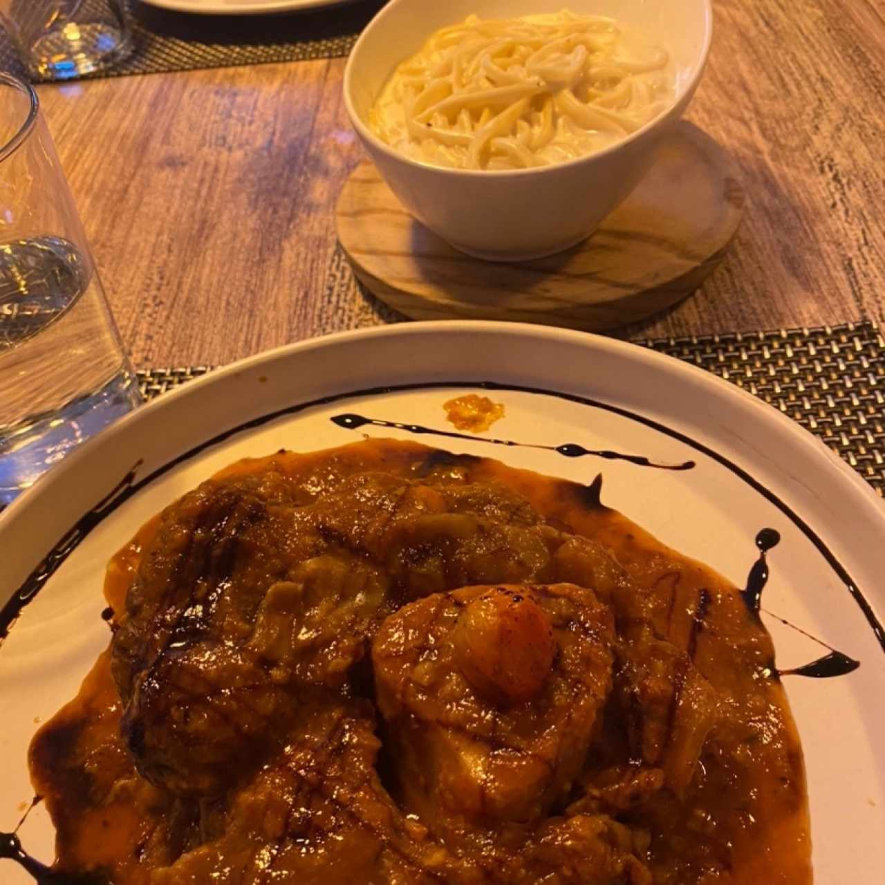 Ossobuco con pasta a la crema