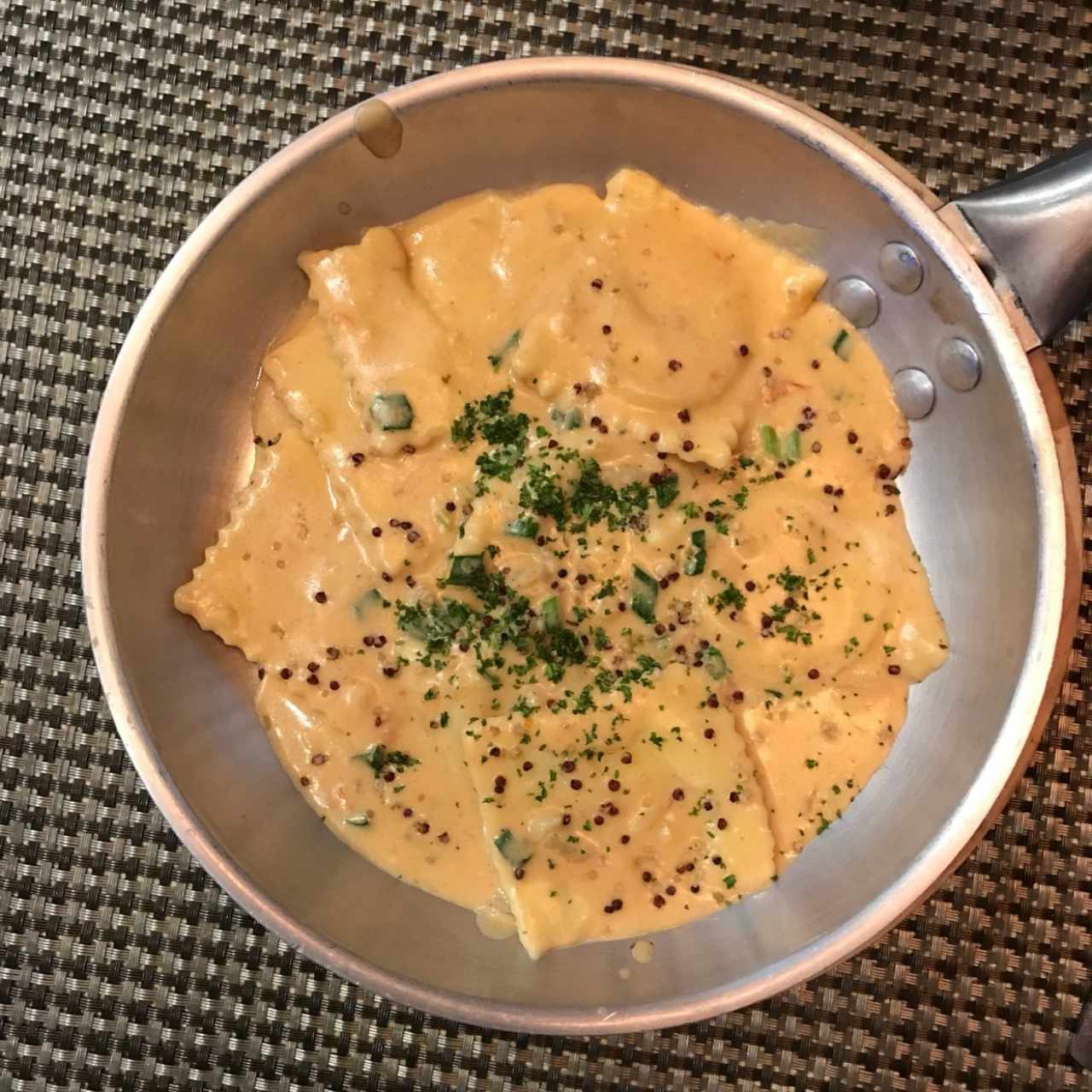 Ravioli de Salmon Ahumado y Queso Ricotta, a la Crema de Cebollina