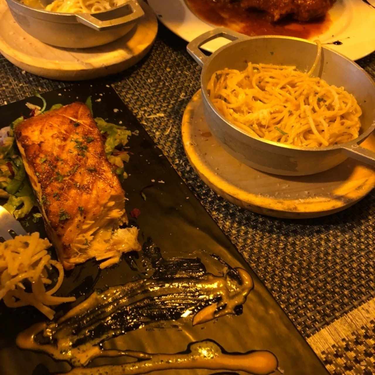Lomo de Salmon o Atún al Grill Con Acompañamiento de su Seleccion