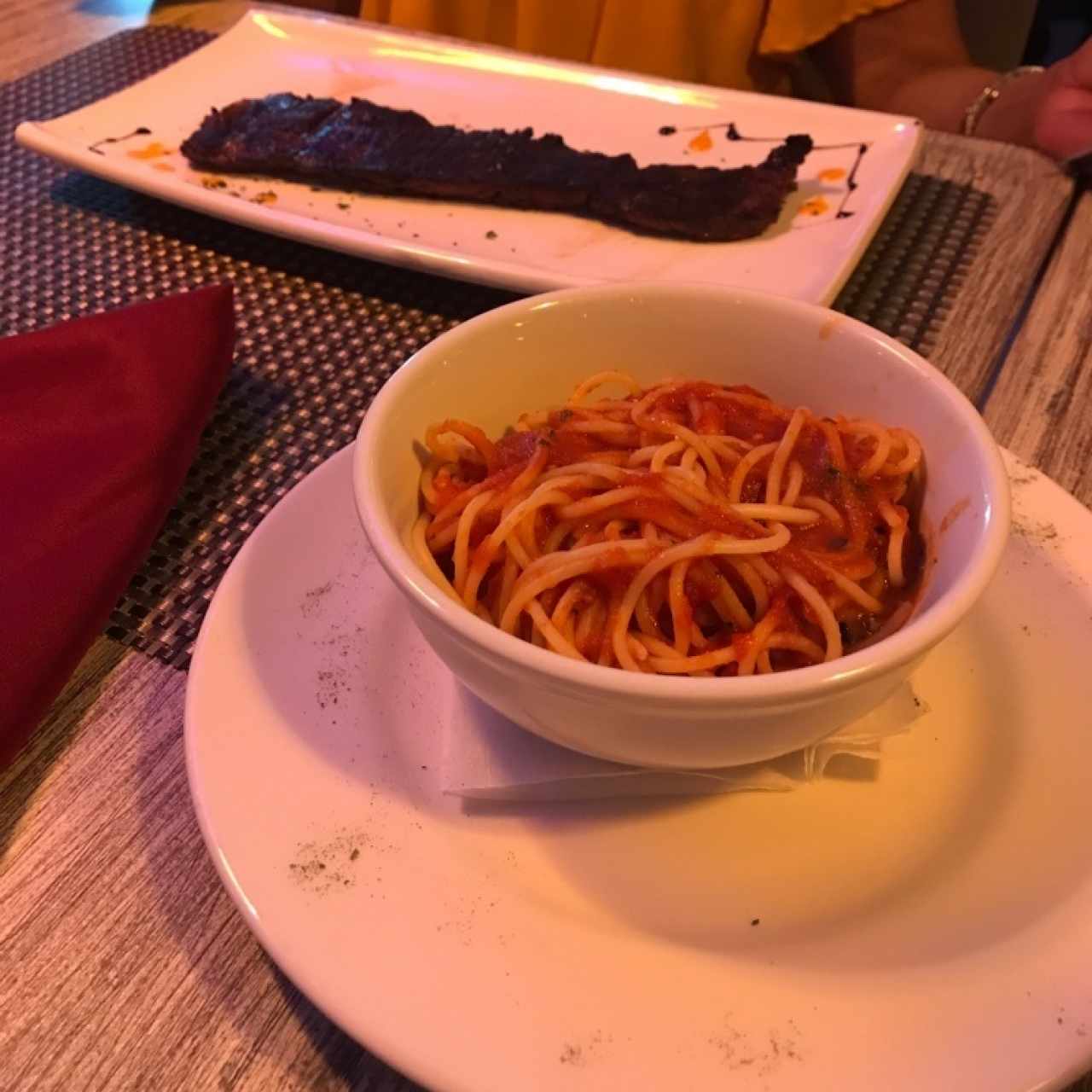 Entraña con pasta pomodoro