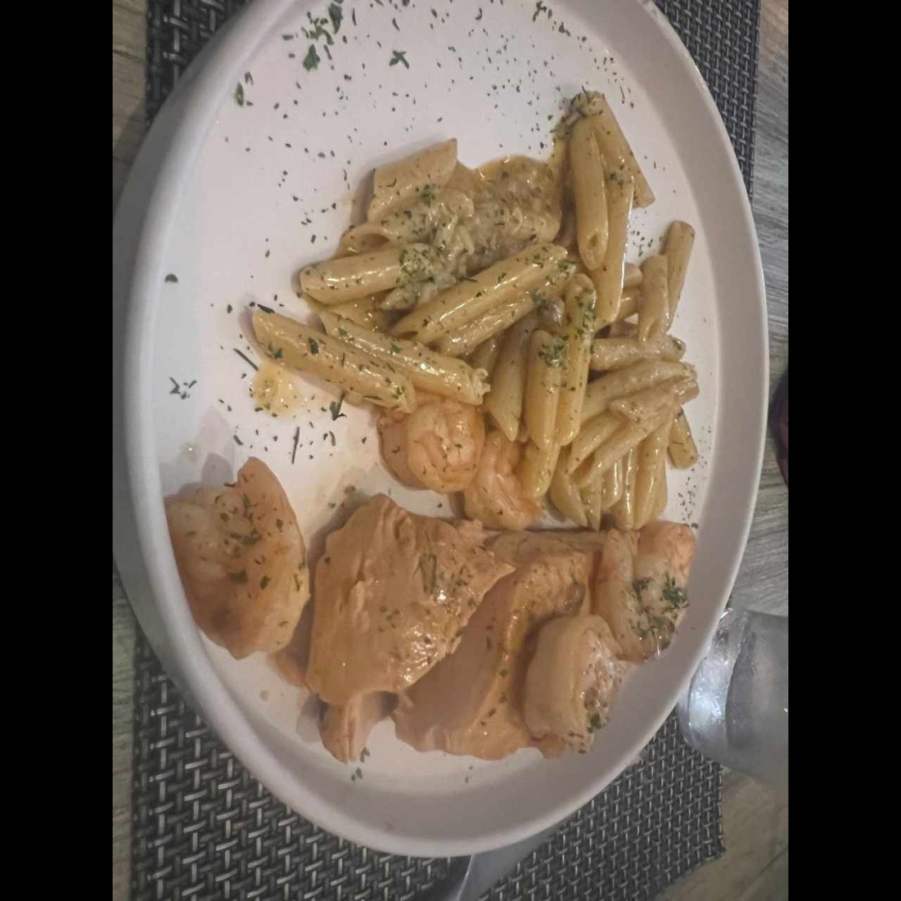 Salmón con camarones 