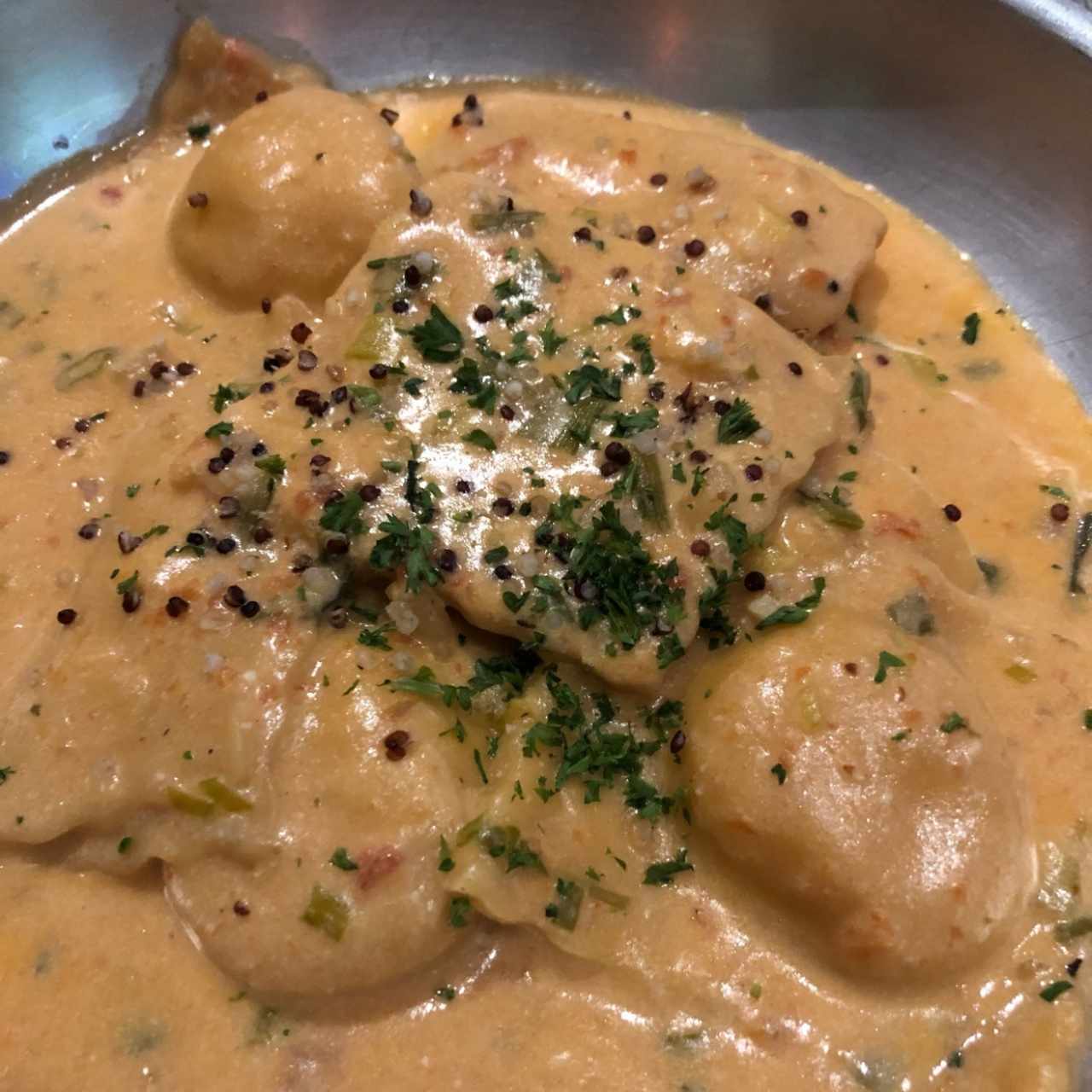 raviolis de dalmon ahumado y queso crema 