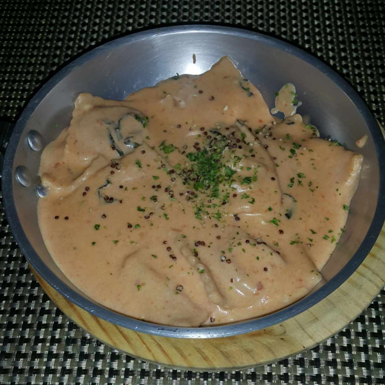 Ravioli de Salmon Ahumado y Queso Ricotta, a la Crema de Cebollina