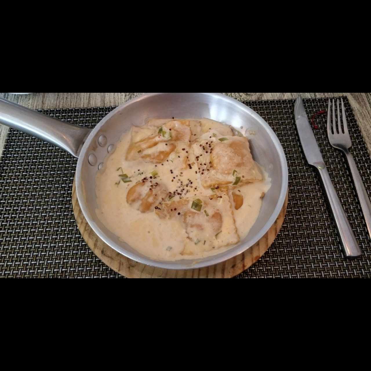 Ravioli de Salmon Ahumado y Queso Ricotta, a la Crema de Cebollina