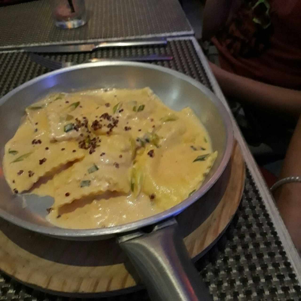 Ravioli de Salmon Ahumado y Queso Ricotta, a la Crema de Cebollina