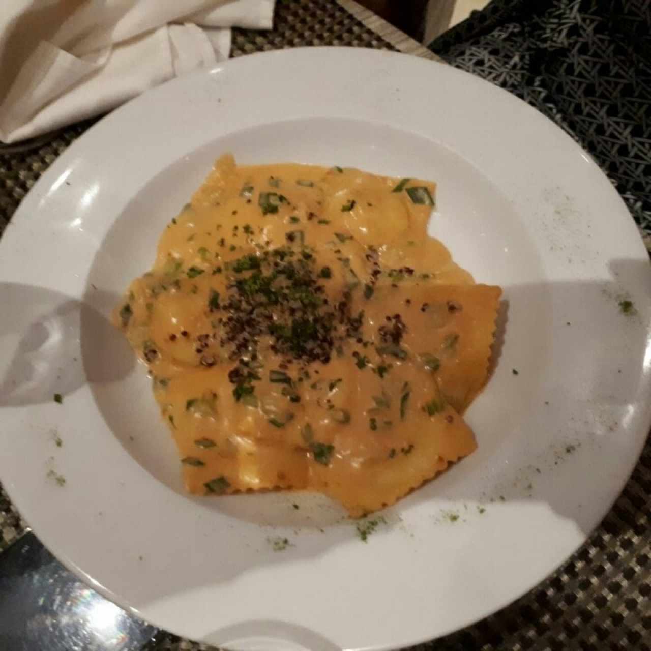 Ravioli de Salmon Ahumado y Queso Ricotta, a la Crema de Cebollina