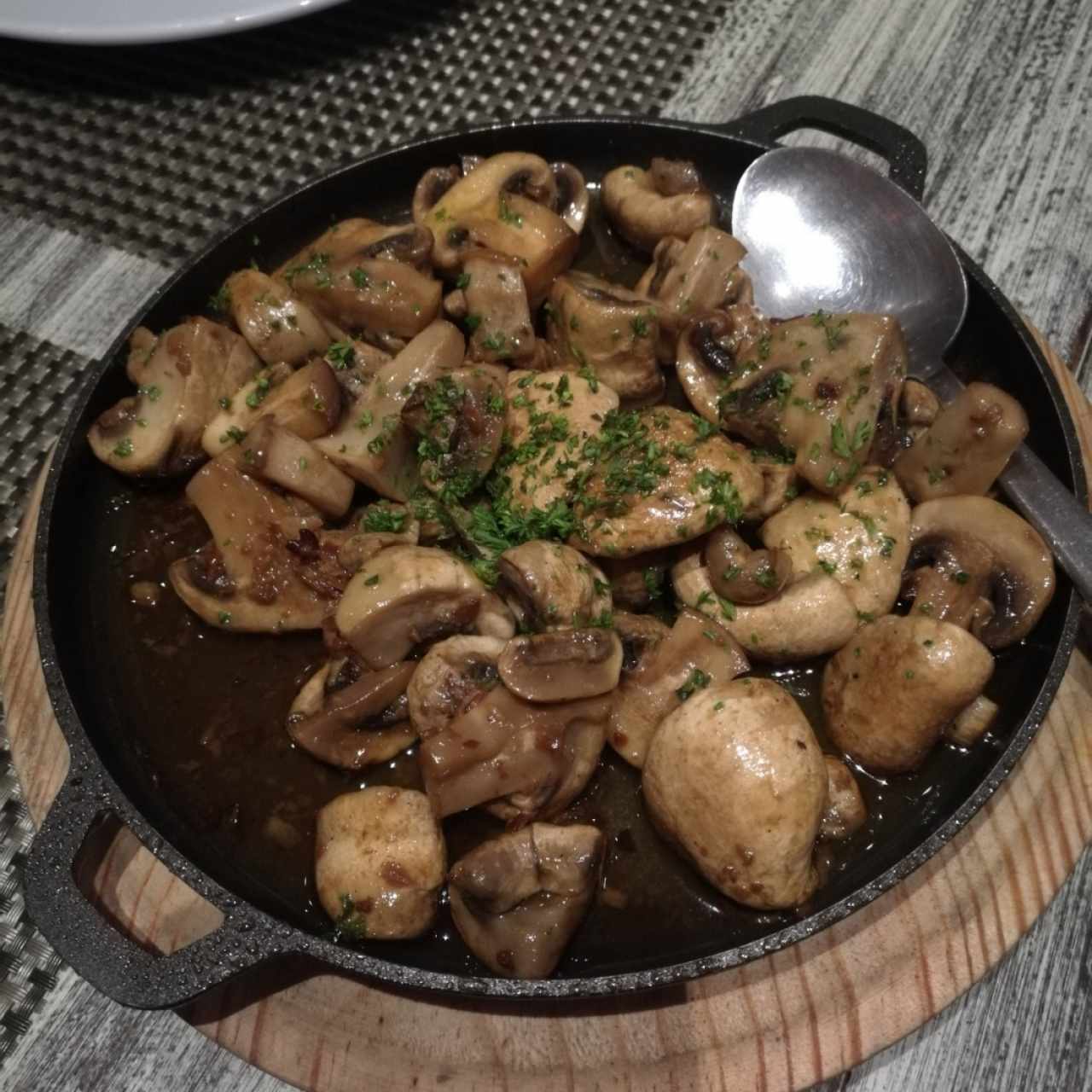 hongos al ajillo