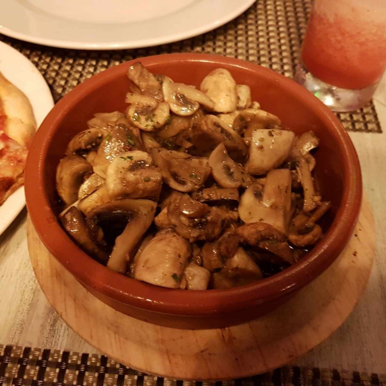 Champiñones al ajillo.