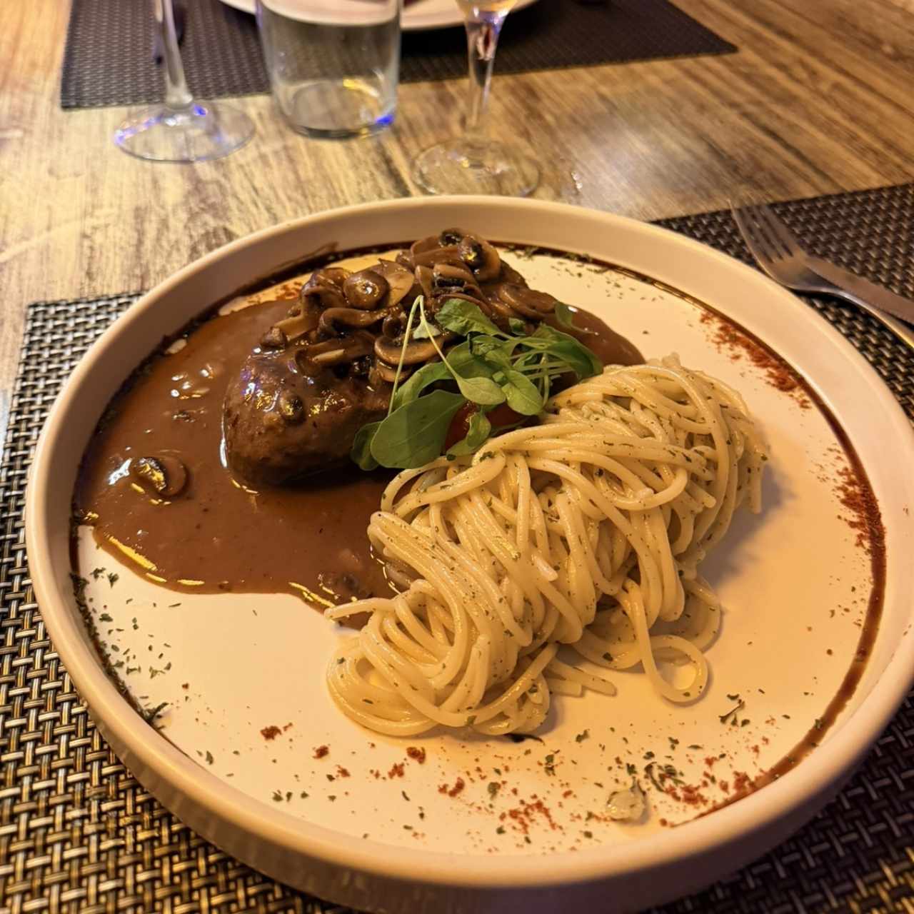 Filete de Res en Salsa de Champiñones